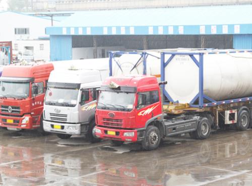 如果前方有危化品运输车，需要注意哪些问题？